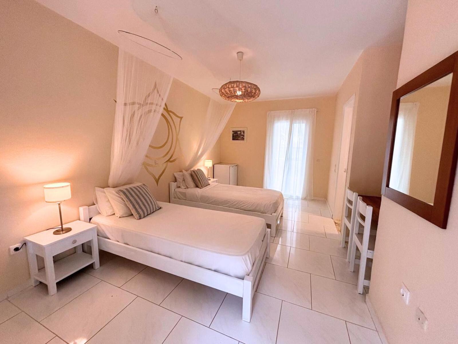 Aparthotel Kathys Island Retreat à Adia Extérieur photo