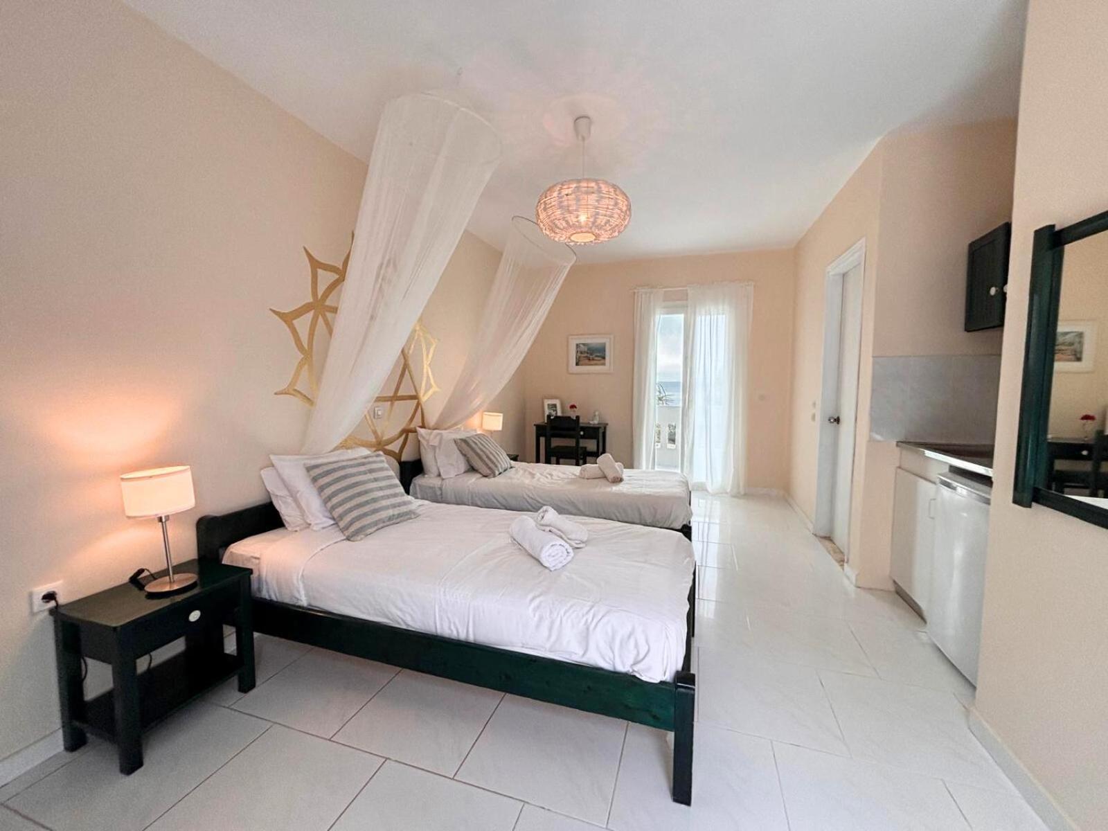 Aparthotel Kathys Island Retreat à Adia Extérieur photo